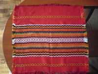 Παλιό μικρό κόκκινο κεντημένο έθνικ τραπεζομάντιλο (8.5)