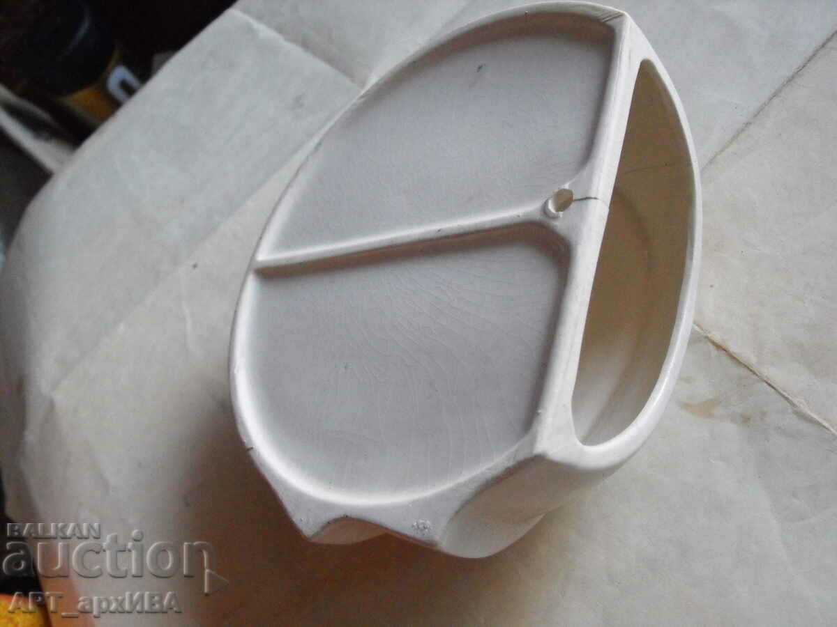 Auction Set /2 pcs./ porcelain dishes /pockets/ for wall. Auction Set /2 pcs./ porcelain dishes /pockets/ for wall.