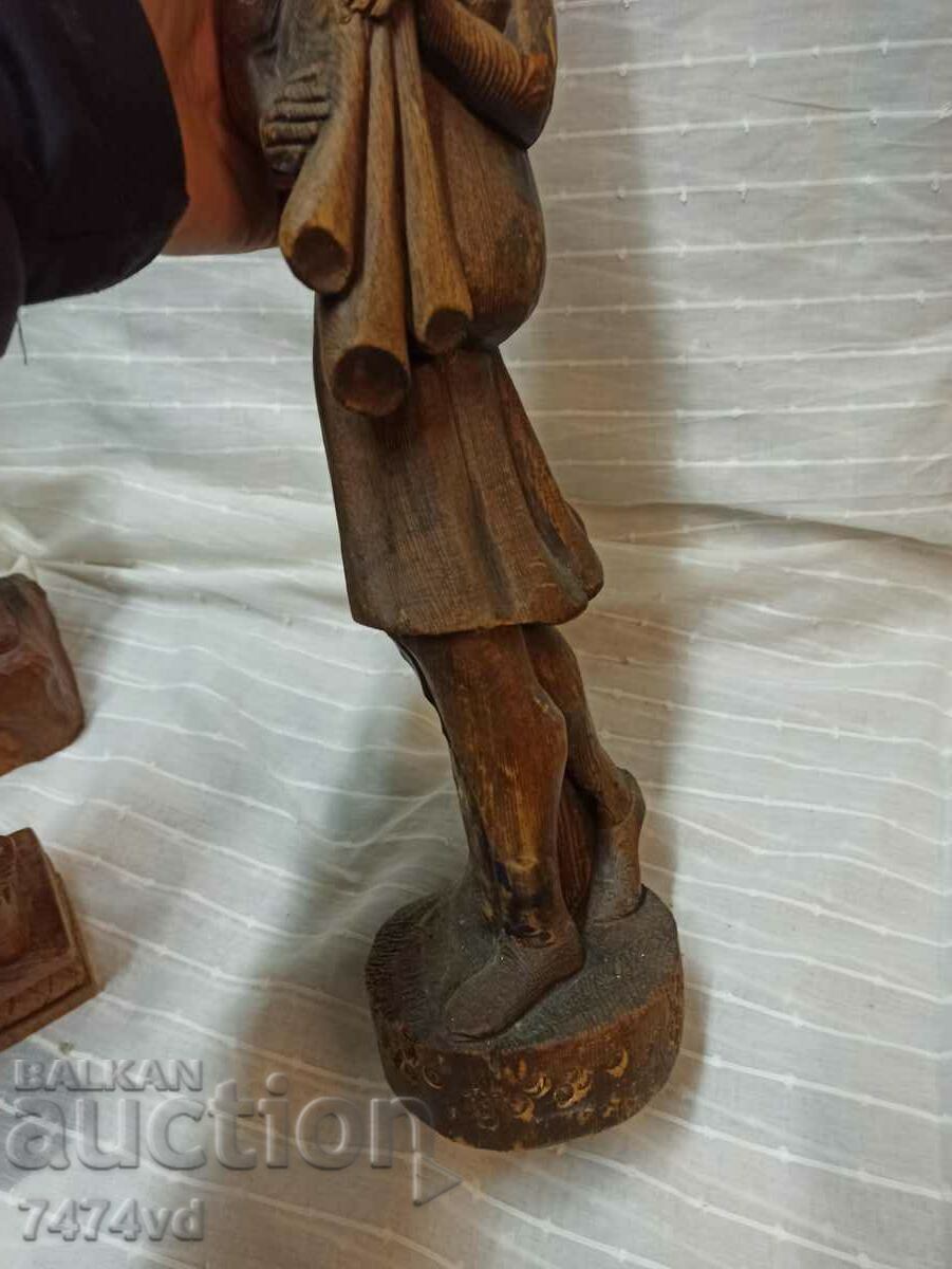 Delivery of INTERESTING WOODEN FIGURE OF A MUSICIAN Delivery of INTERESTING WOODEN FIGURE OF A MUSICIAN