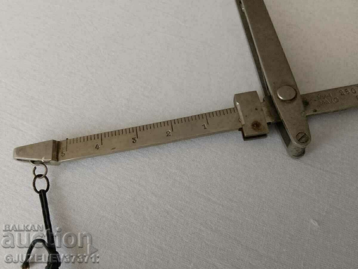 Auction Old apothecary scale Auction Old apothecary scale