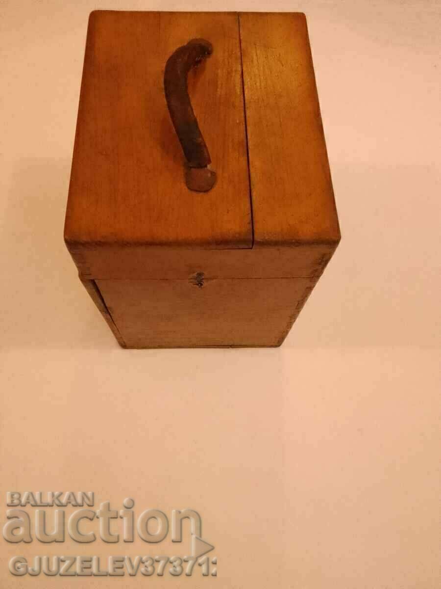 Auction 1900 Rare collectible Old doctor's medical chest Auction 1900 Rare collectible Old doctor's medical chest