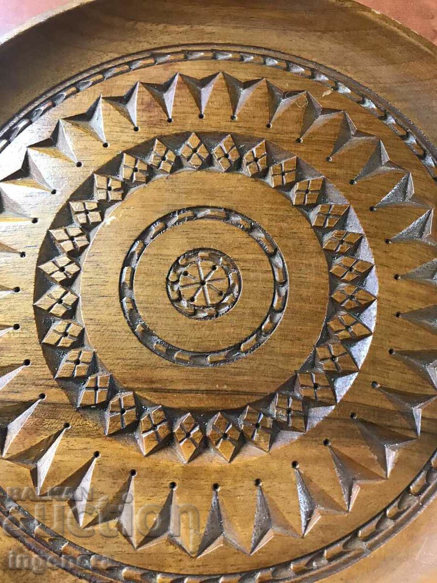 PLATE PLATE CARVING WALNUT with price 18.00 BGN | € 9.20