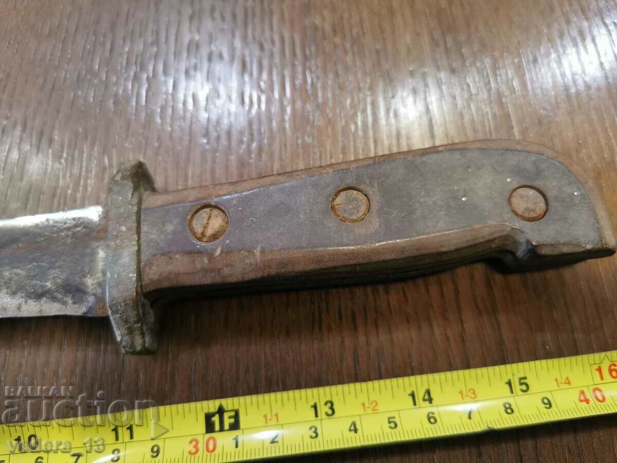 Auction  a large knife