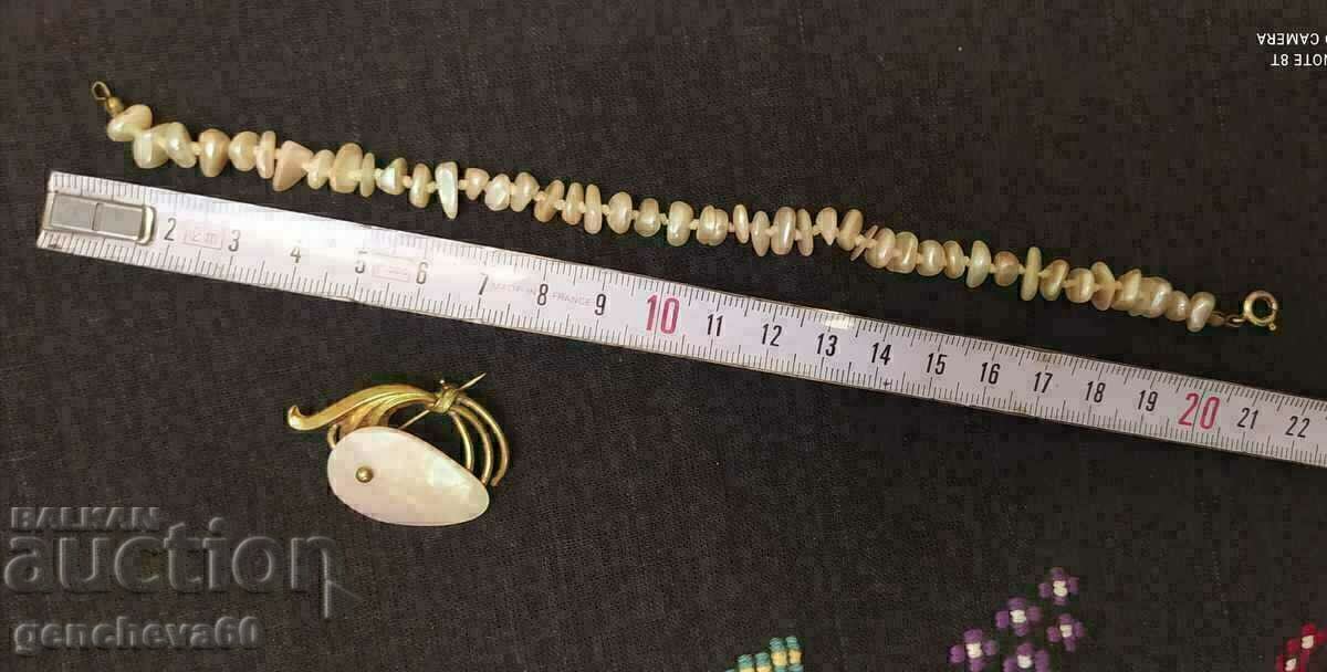 Delivery of Old mother-of-pearl brooch, gold plated and bracelet