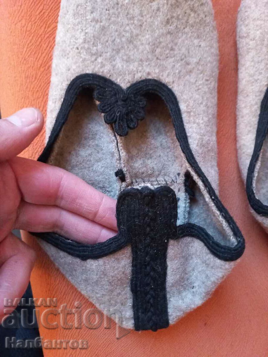 Auction OLD SLIPPERS GAITANLI WEAR Auction OLD SLIPPERS GAITANLI WEAR