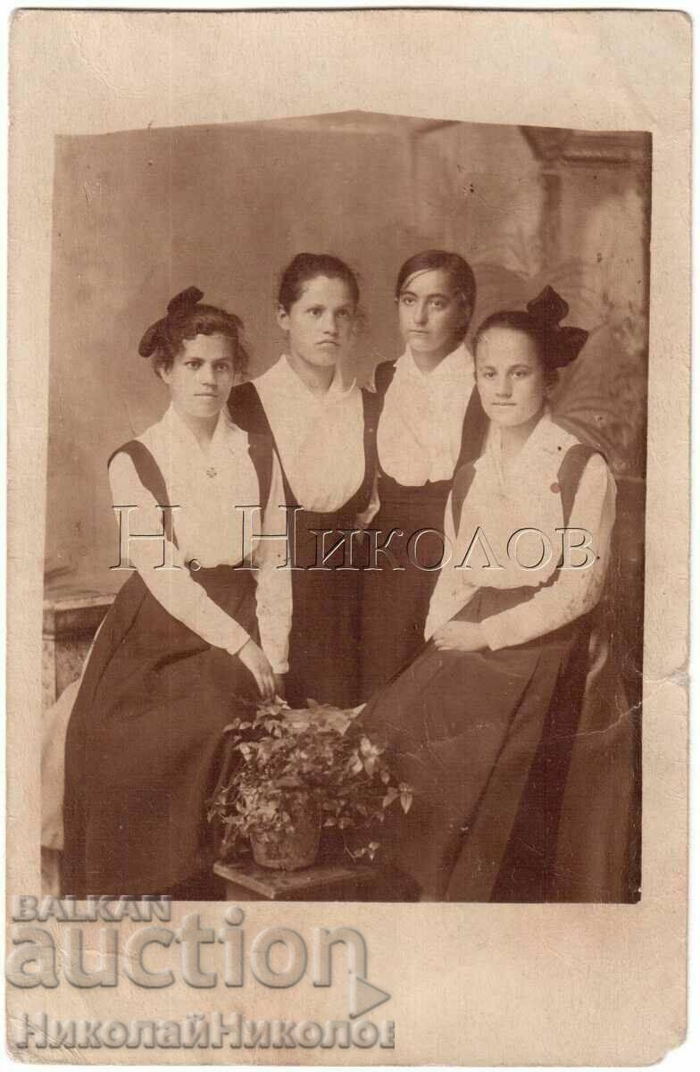 1918 OLD PHOTO KYUSTENDILUS SCHOOLCHILDREN IN STUDIO G572