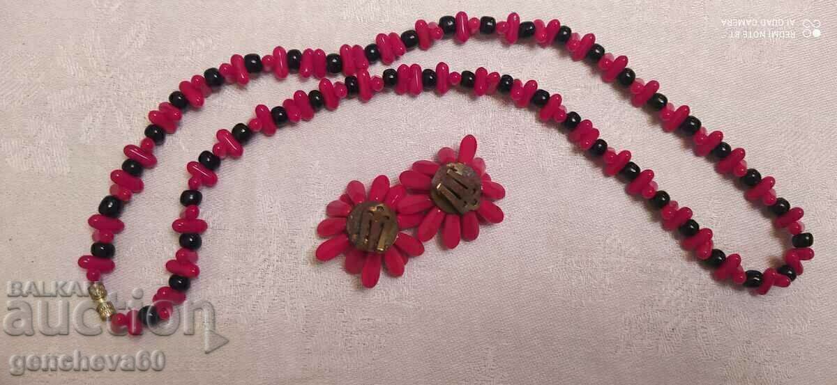 Set colier și cercei coral roșu, anii 1960 cu preț 60.00 BGN | € 30.68