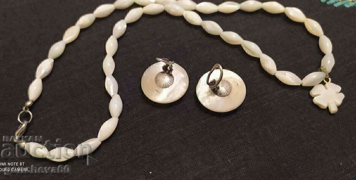Κολιέ και σκουλαρίκια με χάντρα Mother of Pearl με τιμή € 25.00 | 48.90 BGN Κολιέ και σκουλαρίκια με χάντρα Mother of Pearl με τιμή € 25.00 | 48.90 BGN