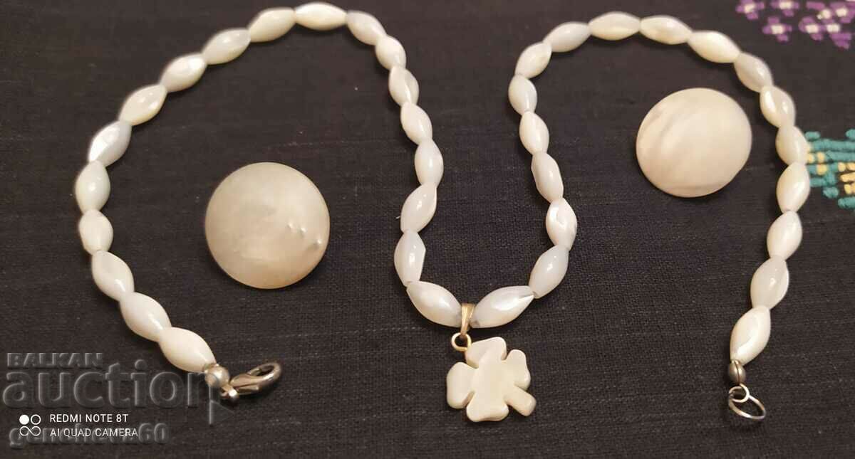 Mother-of-pearl necklace with clover and mother-of-pearl earrings, silver