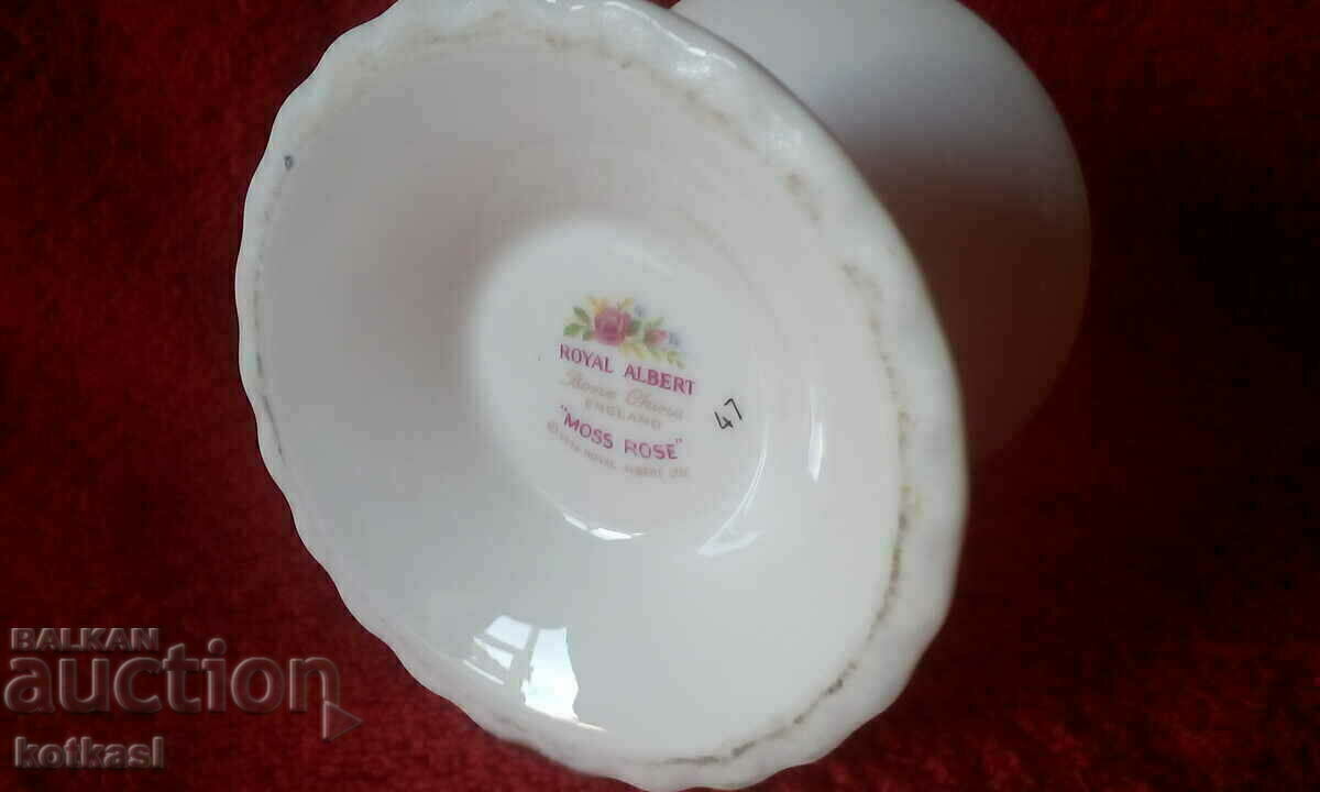 Old porcelain candle holder England Royal Albert gilt flowers with price 21.00 BGN | € 10.74 Old porcelain candle holder England Royal Albert gilt flowers with price 21.00 BGN | € 10.74