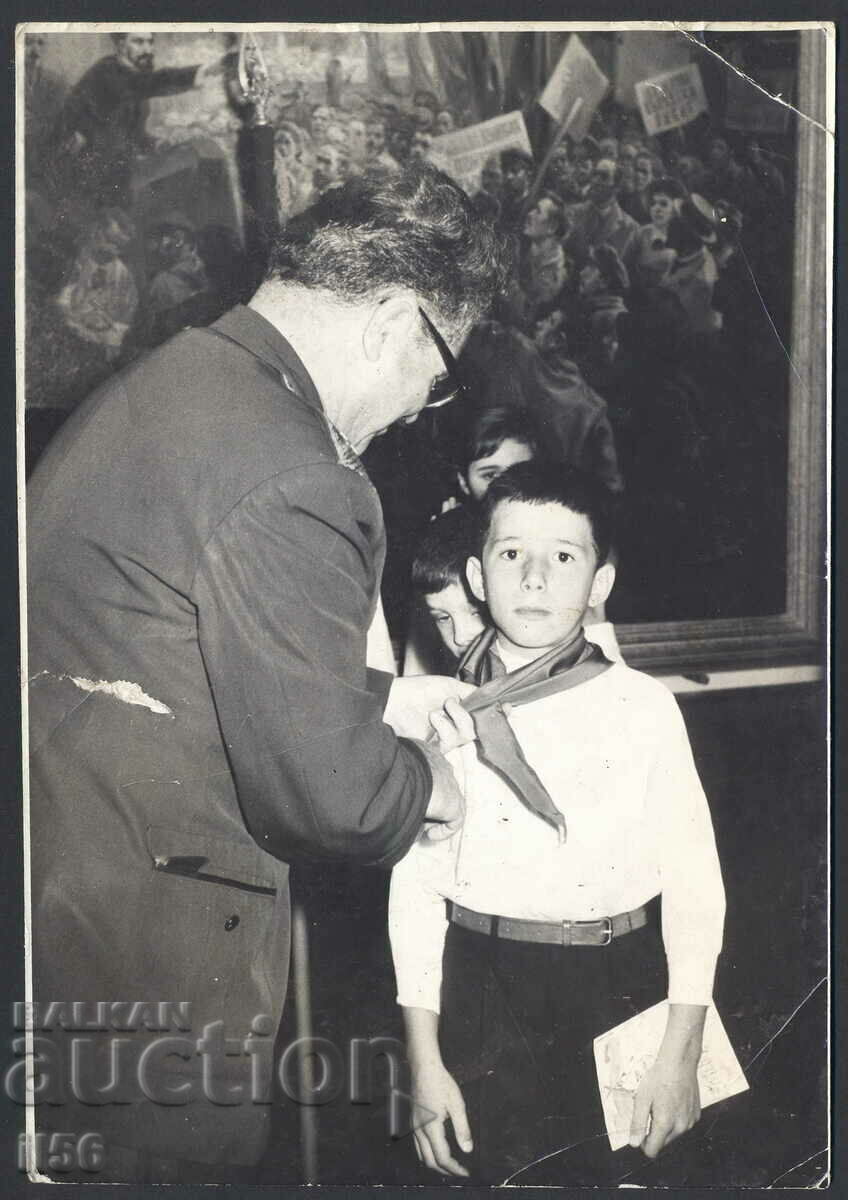 Photo - a general ties a pioneer bond