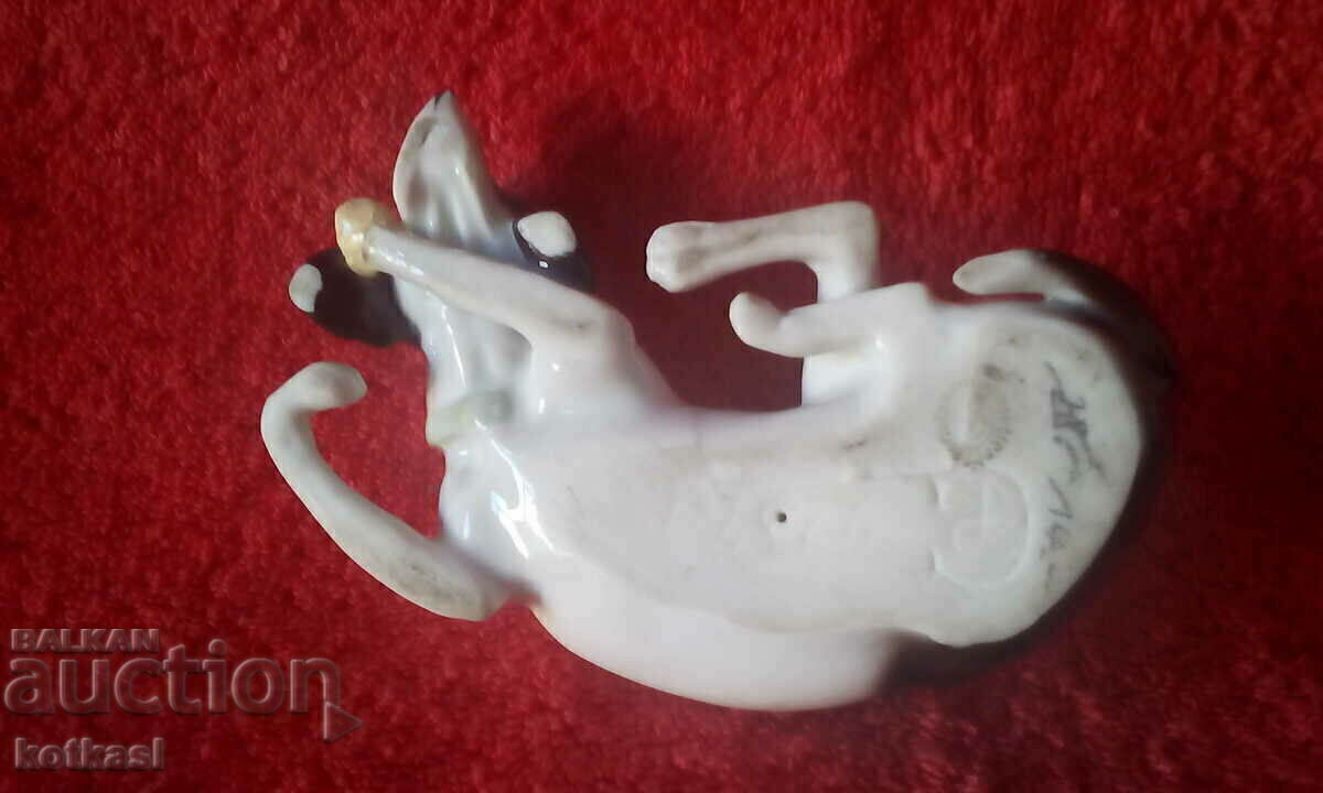 Стара порцеланова фигура на Куче маркирано Германия Germany с цена 35.00 лв. | € 17.90 Стара порцеланова фигура на Куче маркирано Германия Germany с цена 35.00 лв. | € 17.90