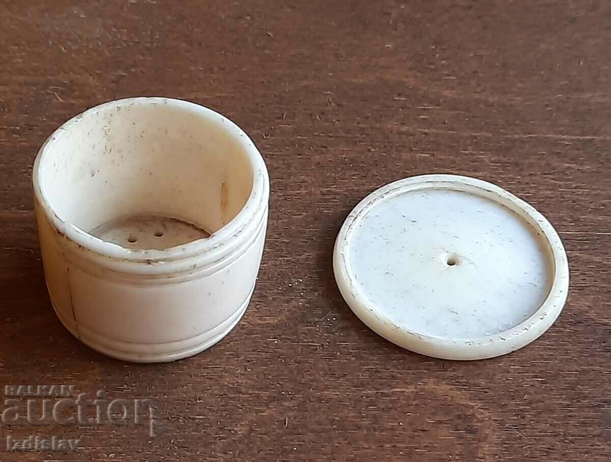 Auction Old Japanese bone box worn around the neck. Auction Old Japanese bone box worn around the neck.