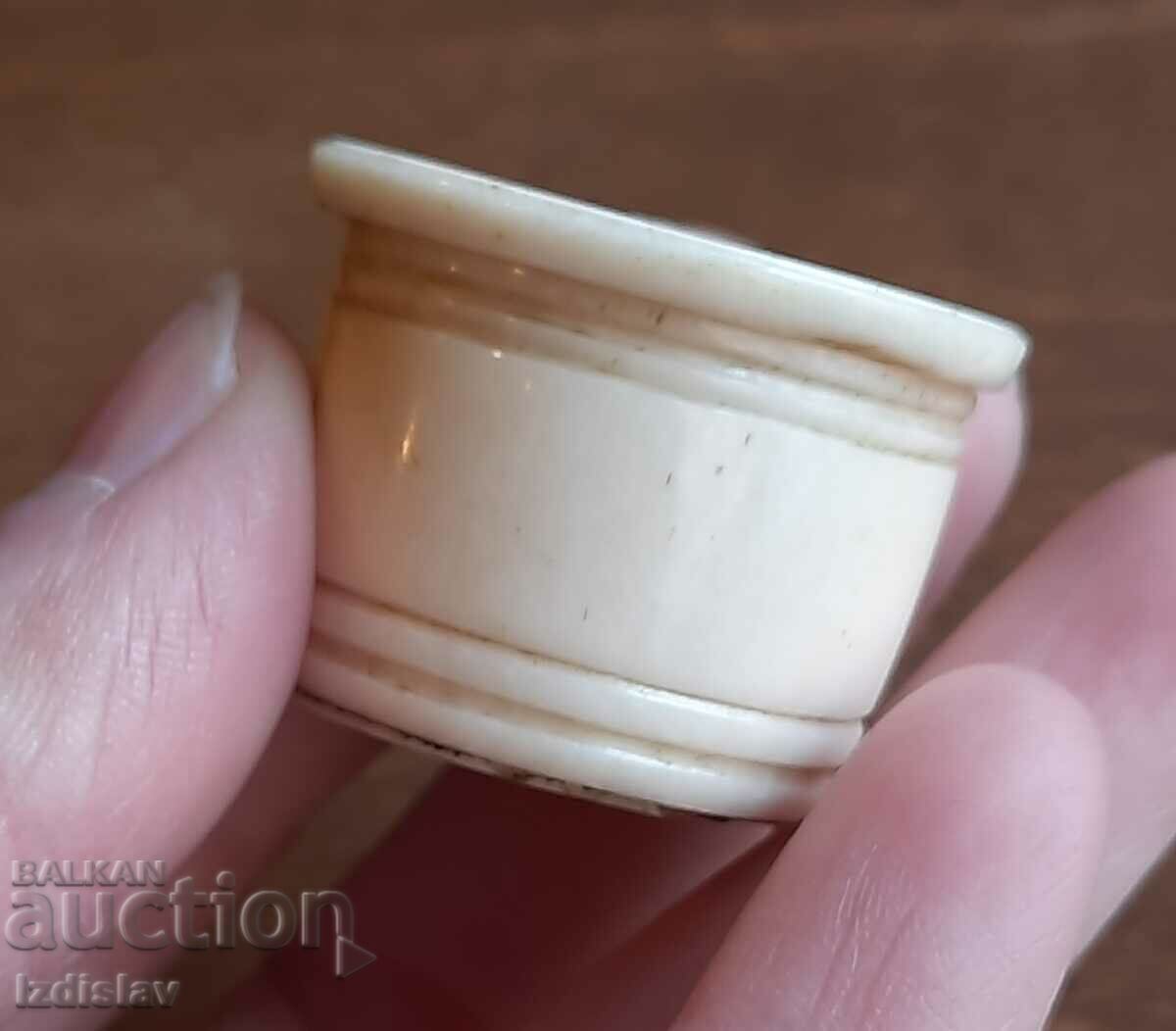 Delivery of Old Japanese bone box worn around the neck. Delivery of Old Japanese bone box worn around the neck.