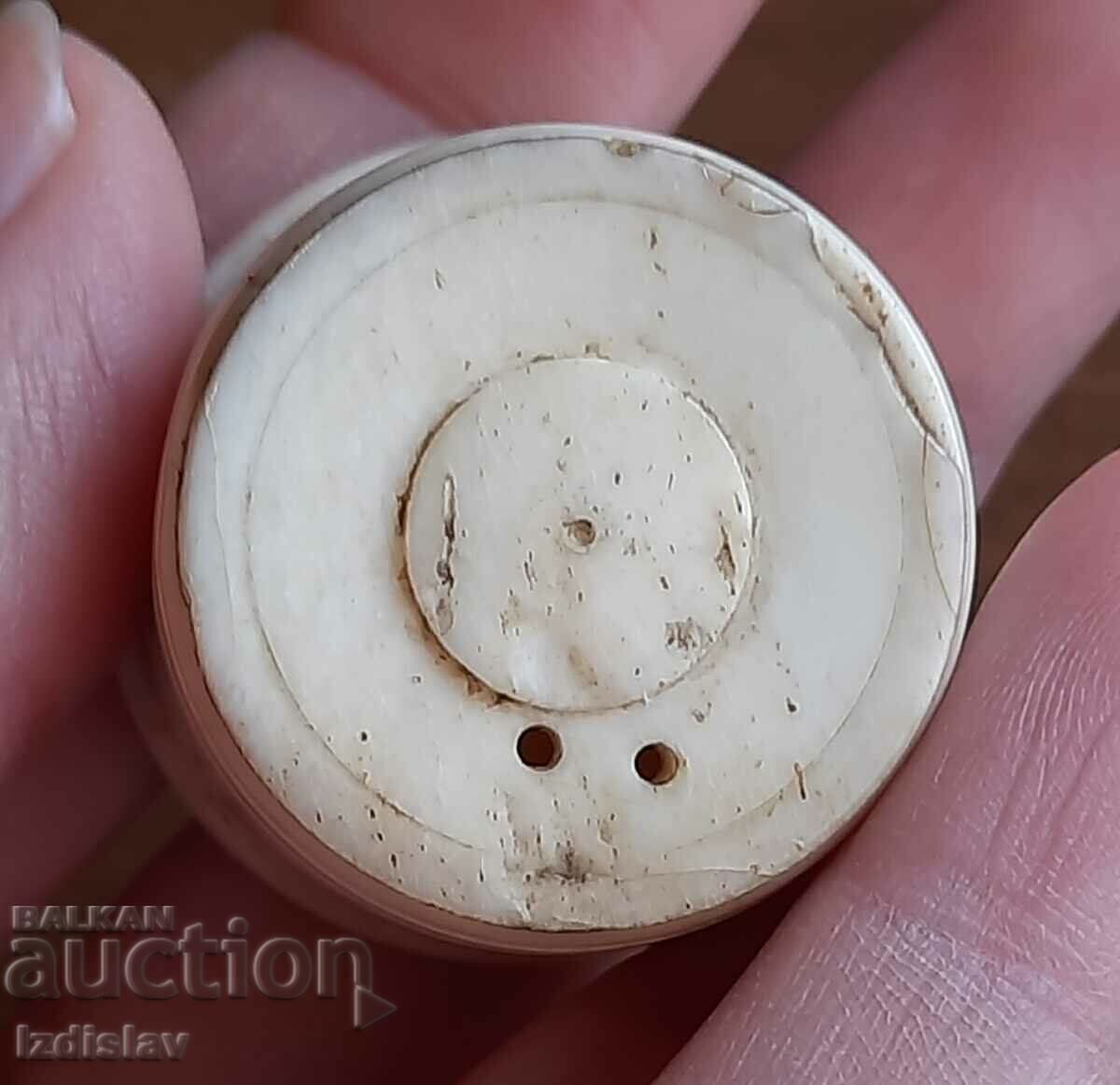 Old Japanese bone box worn around the neck. - 5 Old Japanese bone box worn around the neck. - 5