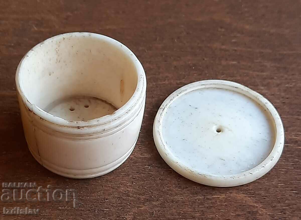 Old Japanese bone box worn around the neck. - 6 Old Japanese bone box worn around the neck. - 6