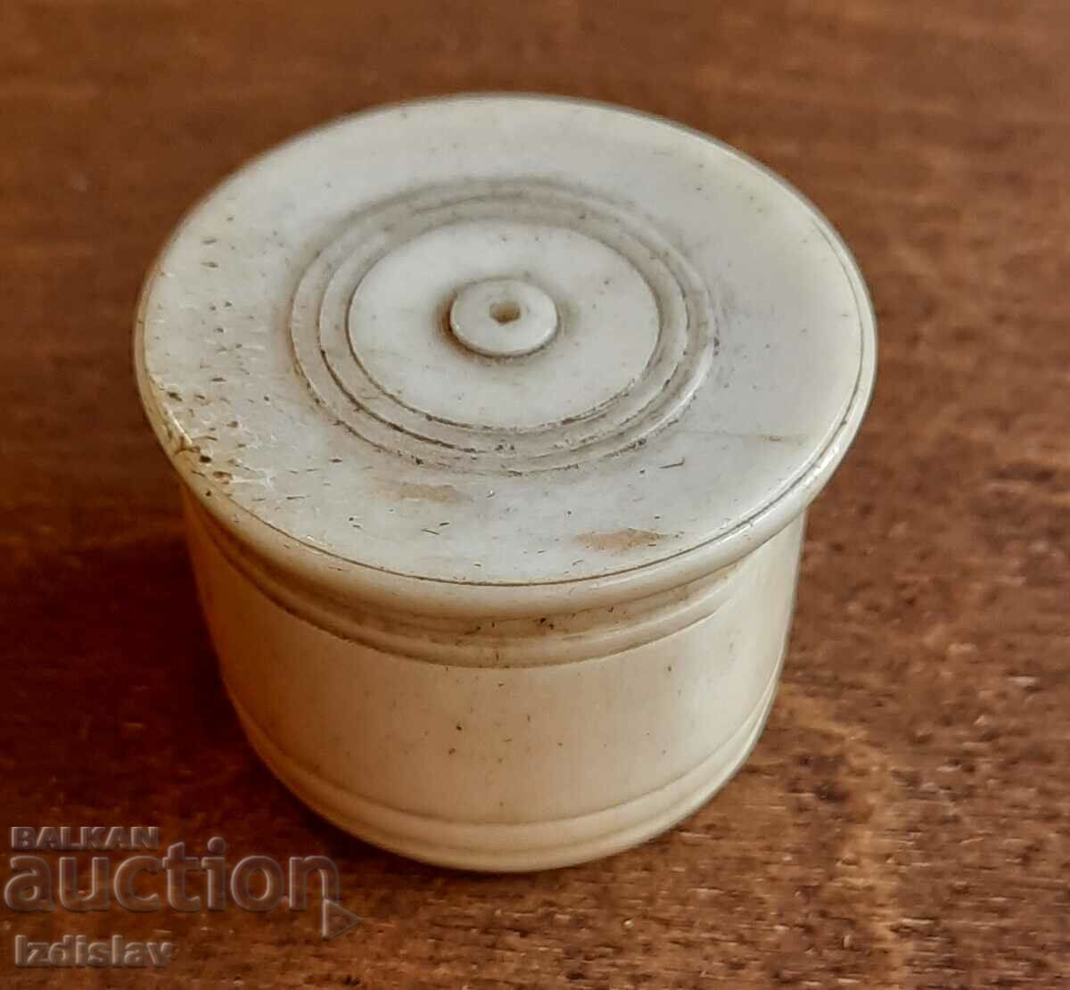 Old Japanese bone box worn around the neck. - 7 Old Japanese bone box worn around the neck. - 7