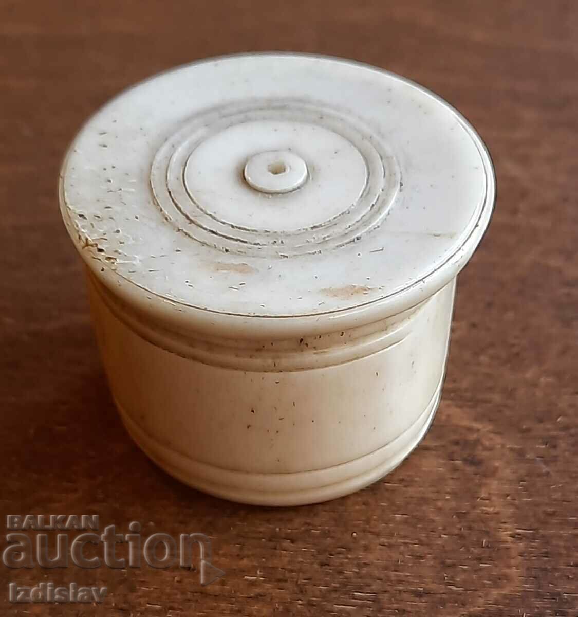 Old Japanese bone box worn around the neck. Old Japanese bone box worn around the neck.