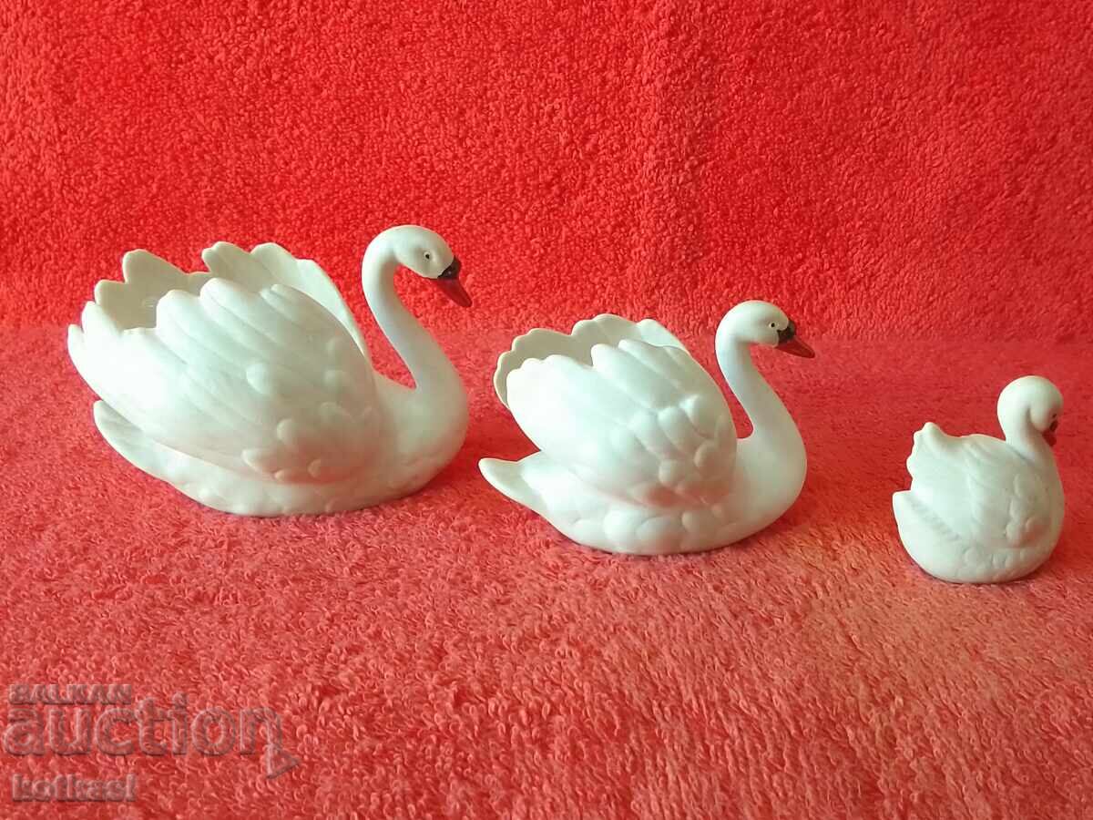 Auction  Lot of 3 pieces of porcelain figures Swans Goebel Germany