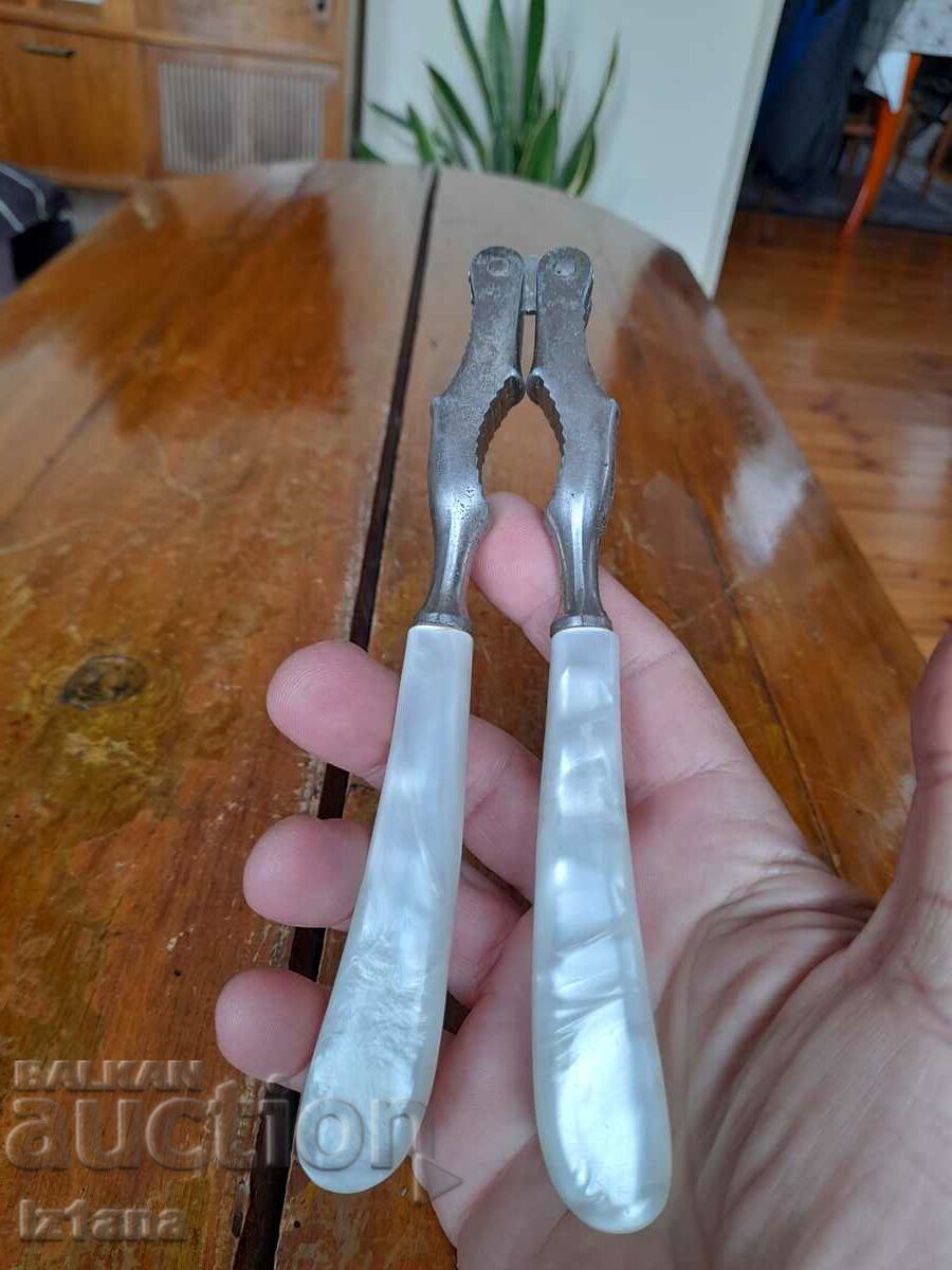 Old nutcracker with price 30.00 BGN | € 15.34 Old nutcracker with price 30.00 BGN | € 15.34