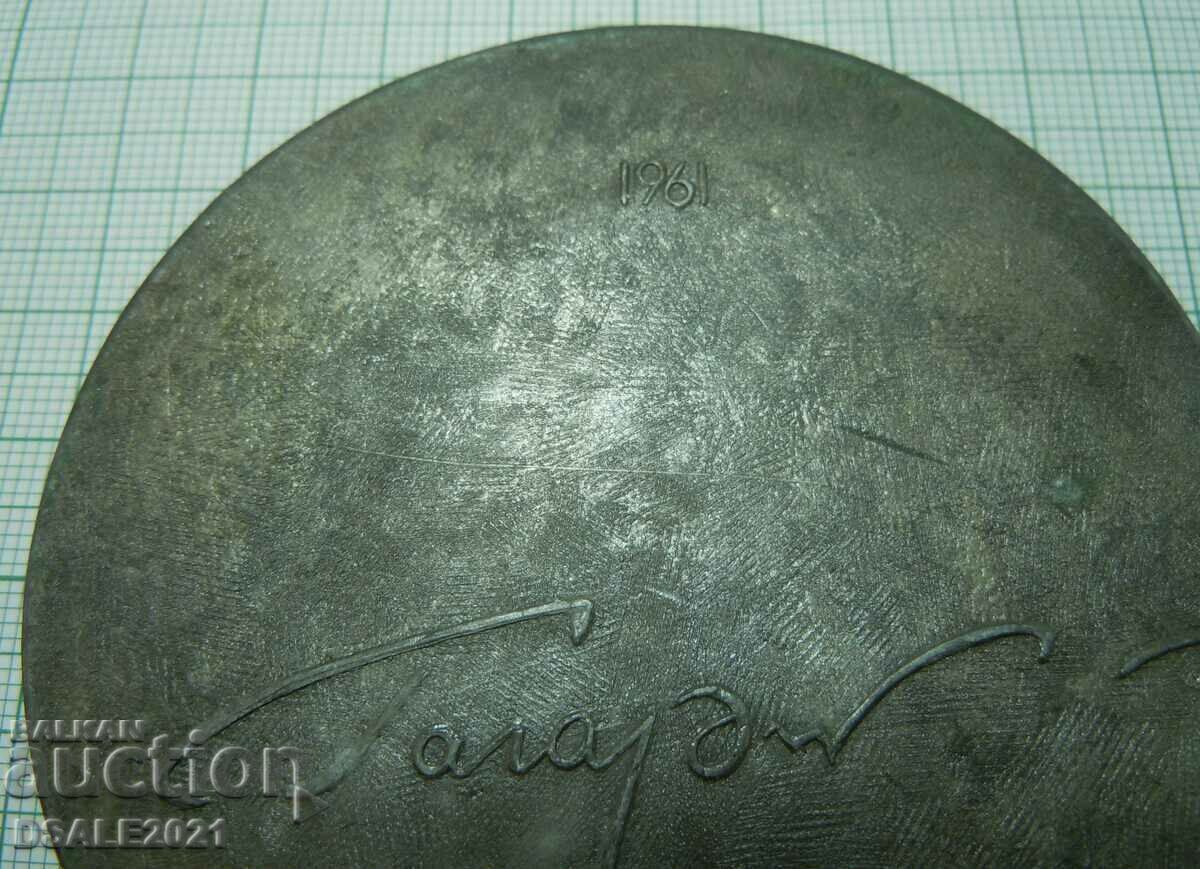 Auction COSMOS 1961 Yu. Gagarin cosmonaut USSR plaque table medal Auction COSMOS 1961 Yu. Gagarin cosmonaut USSR plaque table medal