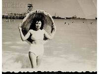 България Снимка - млада жена по бански с голяма шапка на ...