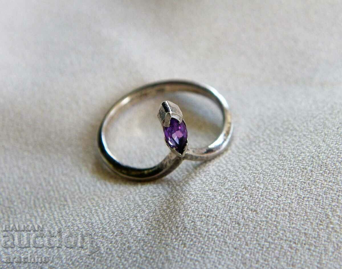 Licitație Inel francez de argint a doua falangă cu spinel Licitație Inel francez de argint a doua falangă cu spinel