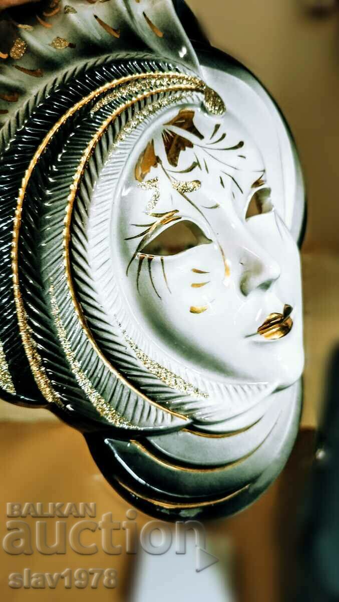 Mască din ceramică cu ornamente aurii