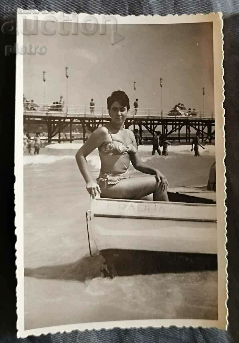 България Варна Плажът 1962 Снимка - млада жена ....