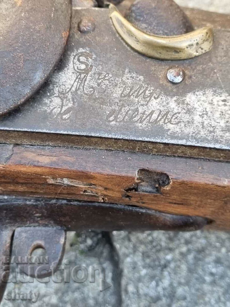 Delivery of An old rifle. A musket