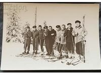 България Снимка - група военни скиори в планината.