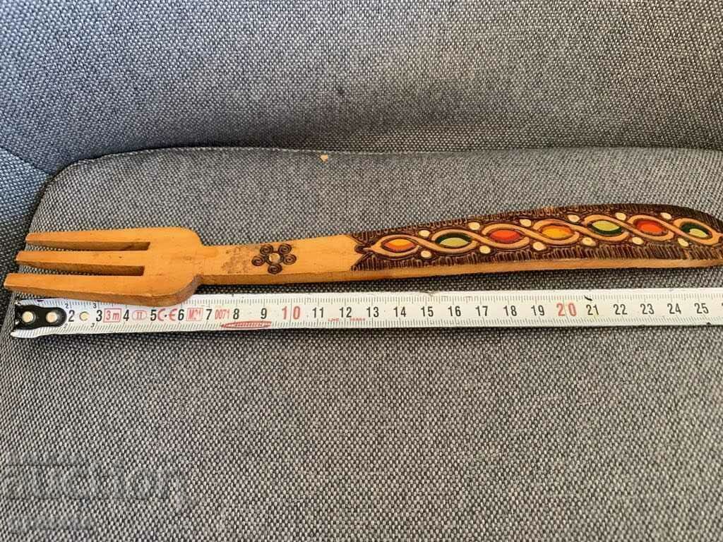 Красива дървена етно българска вилица с цена € 1.50 | 2.93 лв. Красива дървена етно българска вилица с цена € 1.50 | 2.93 лв.