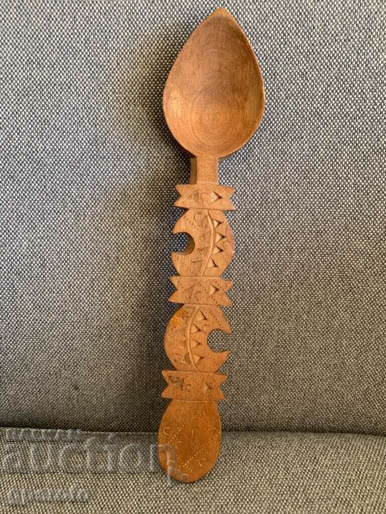 Frumoasă lingură etnică bulgară sculptată din lemn