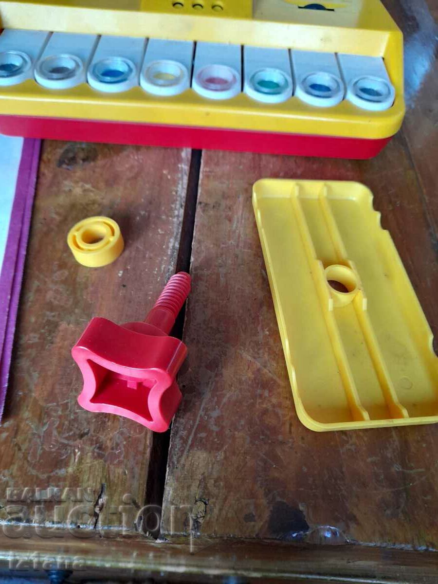 Delivery of Old Laura musical toy Delivery of Old Laura musical toy