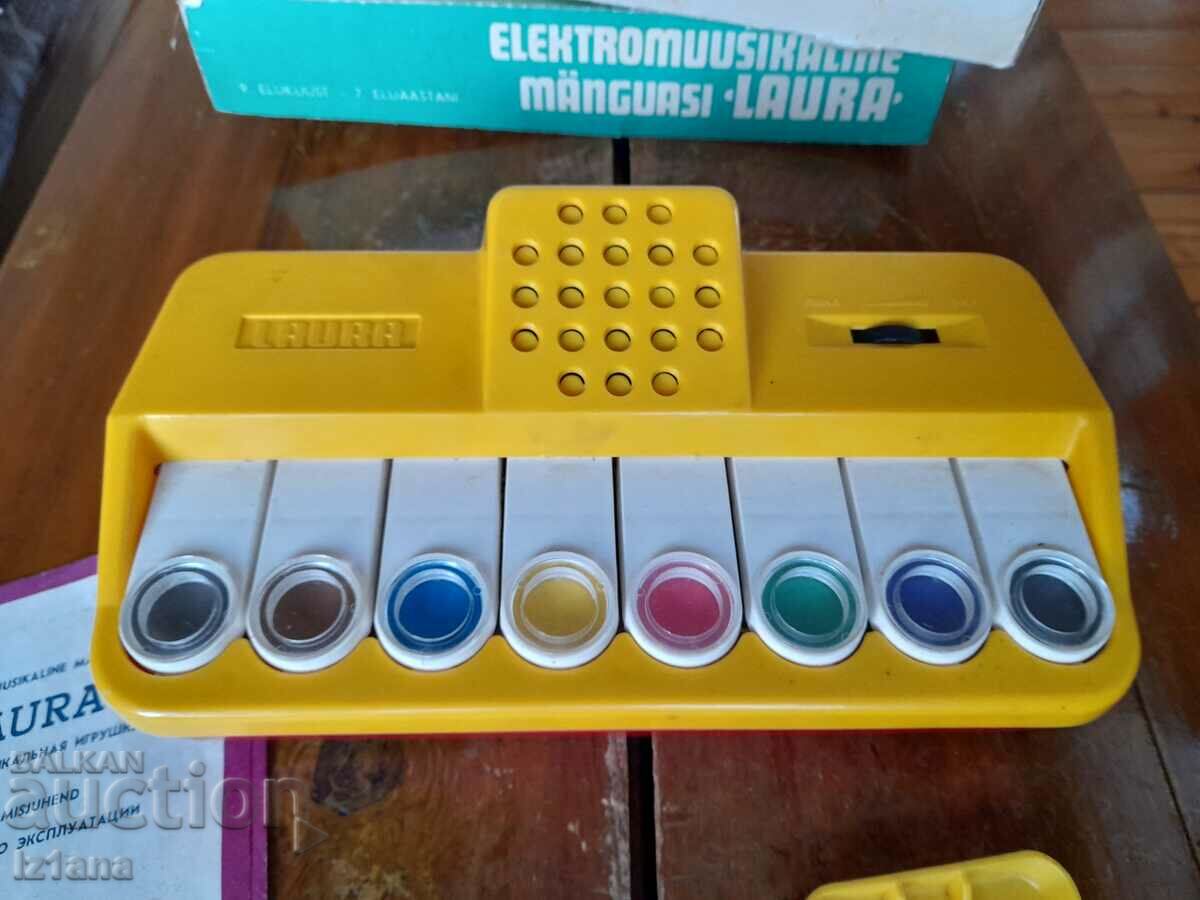 Old Laura musical toy - 5 Old Laura musical toy - 5