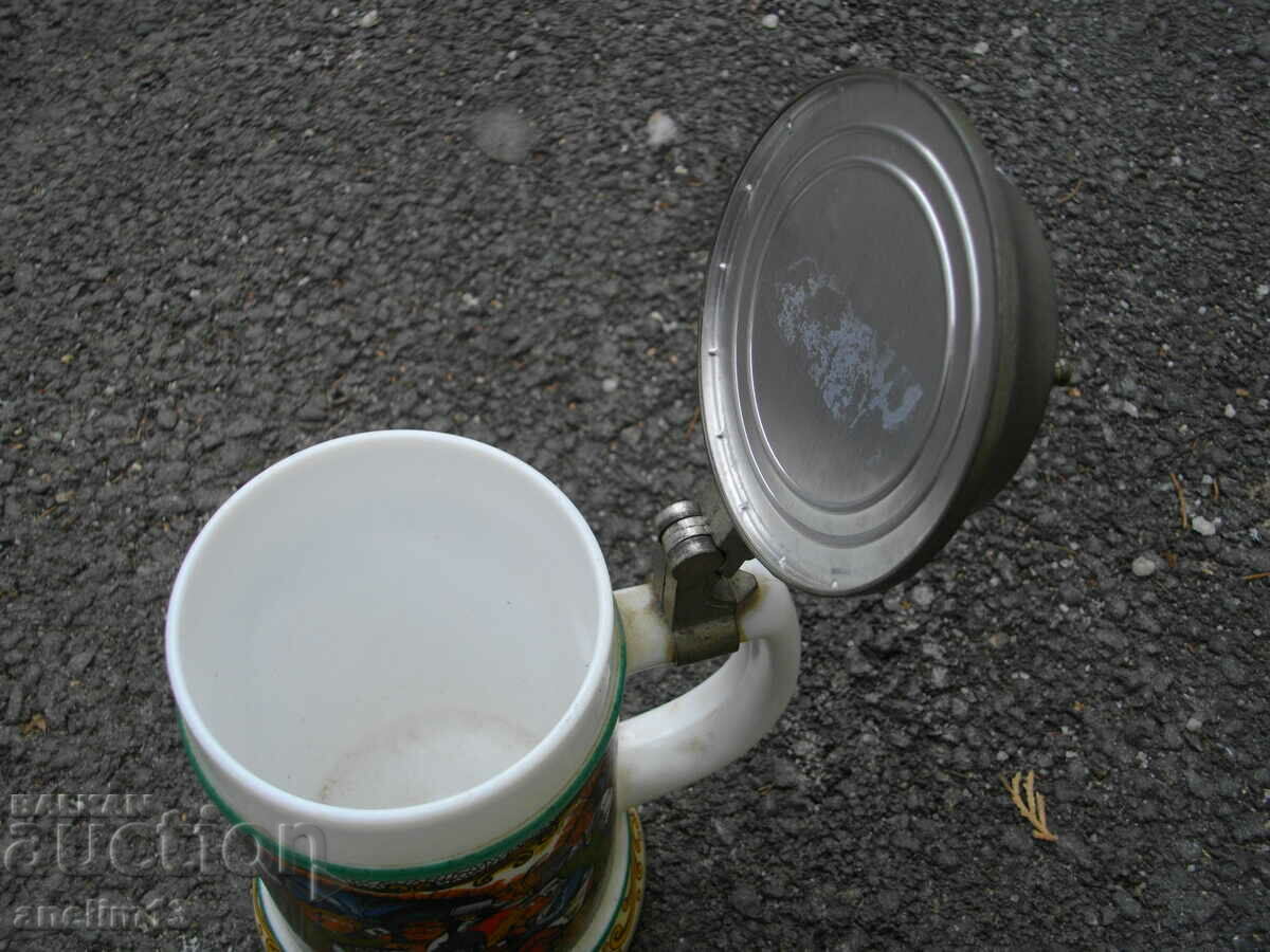 Delivery of OLD PORCELAIN MUG WITH LANTERN Delivery of OLD PORCELAIN MUG WITH LANTERN