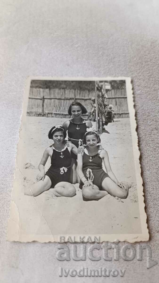 Снимка Варна Три момичета на плажа 1940