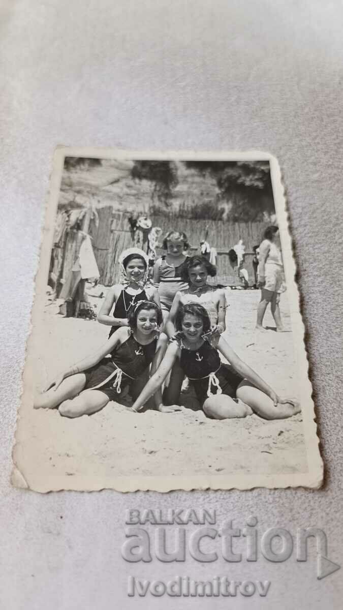 Φωτογραφία Βάρνα Πέντε κορίτσια στην παραλία