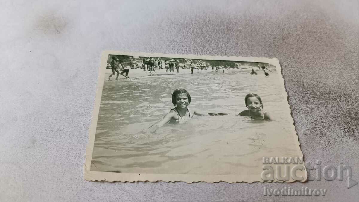 Снимка Варна Две момичета в морето 1939