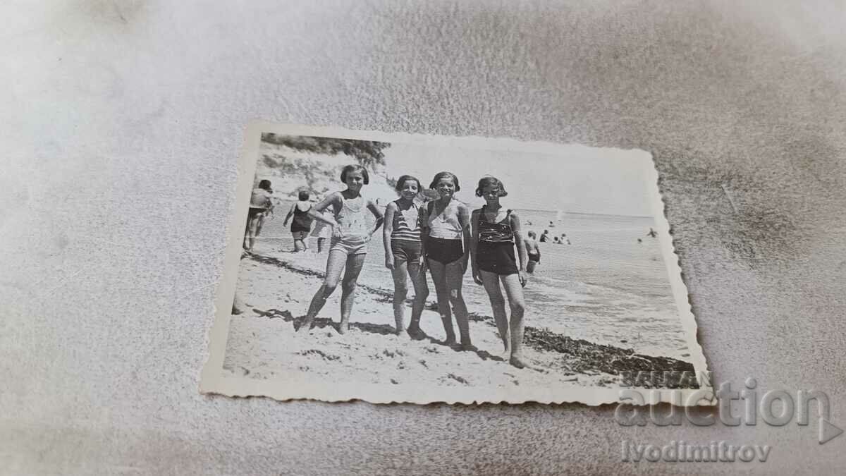 Fotografie Varna Patru fete pe plajă 1937
