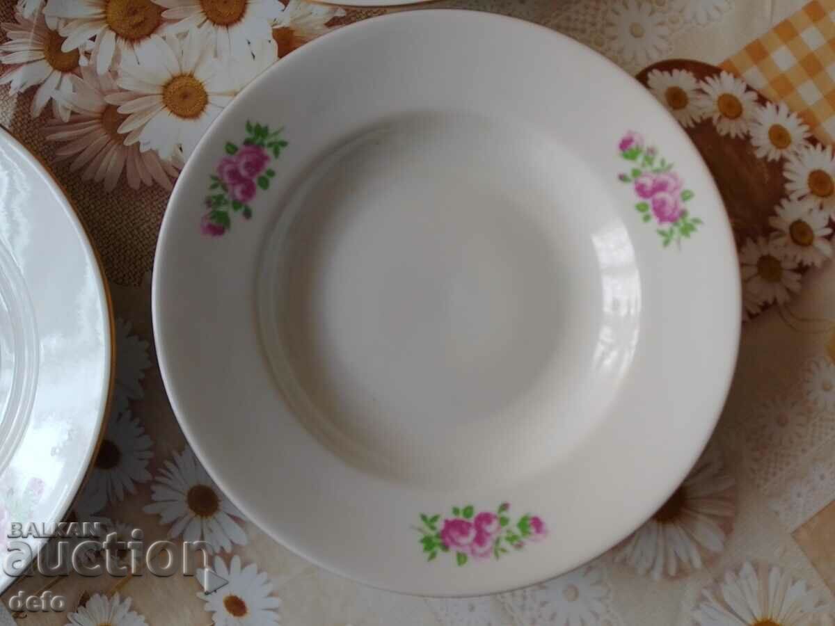 Auction 4 plates of Bulgarian porcelain Auction 4 plates of Bulgarian porcelain