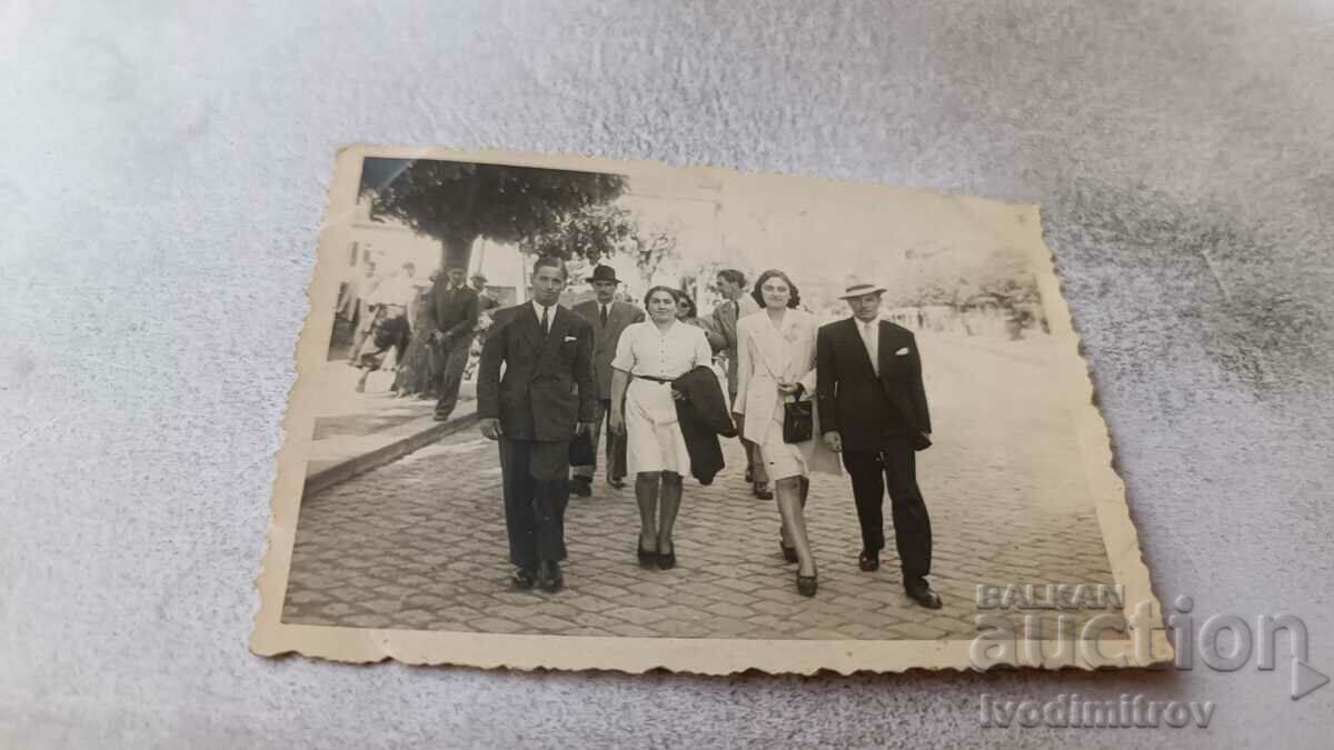 Foto Doi bărbați și două femei pe stradă