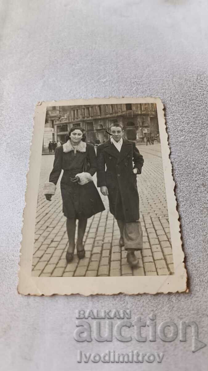 Φωτογραφία Σοφία Ένας άνδρας και μια νεαρή γυναίκα στα κίτρινα πεζοδρόμια