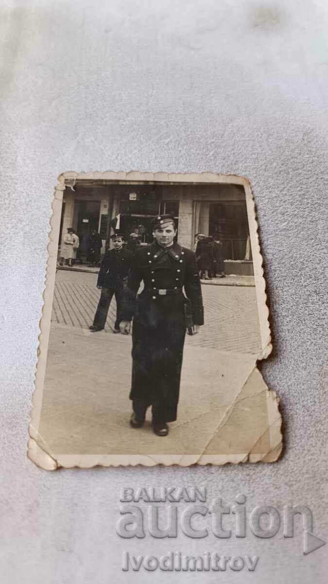 Снимка София Младеж в ученическа униформа на тротоара 1942