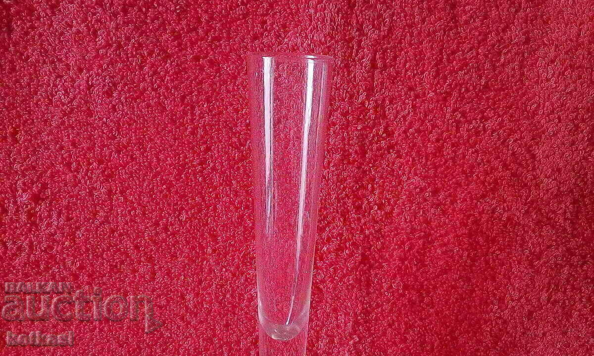 A beautiful little glass vase - 6 A beautiful little glass vase - 6