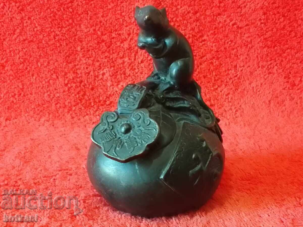 Veche figură din bronz Sobolan pe fructe cu preț 185.50 BGN | € 94.84 Veche figură din bronz Sobolan pe fructe cu preț 185.50 BGN | € 94.84