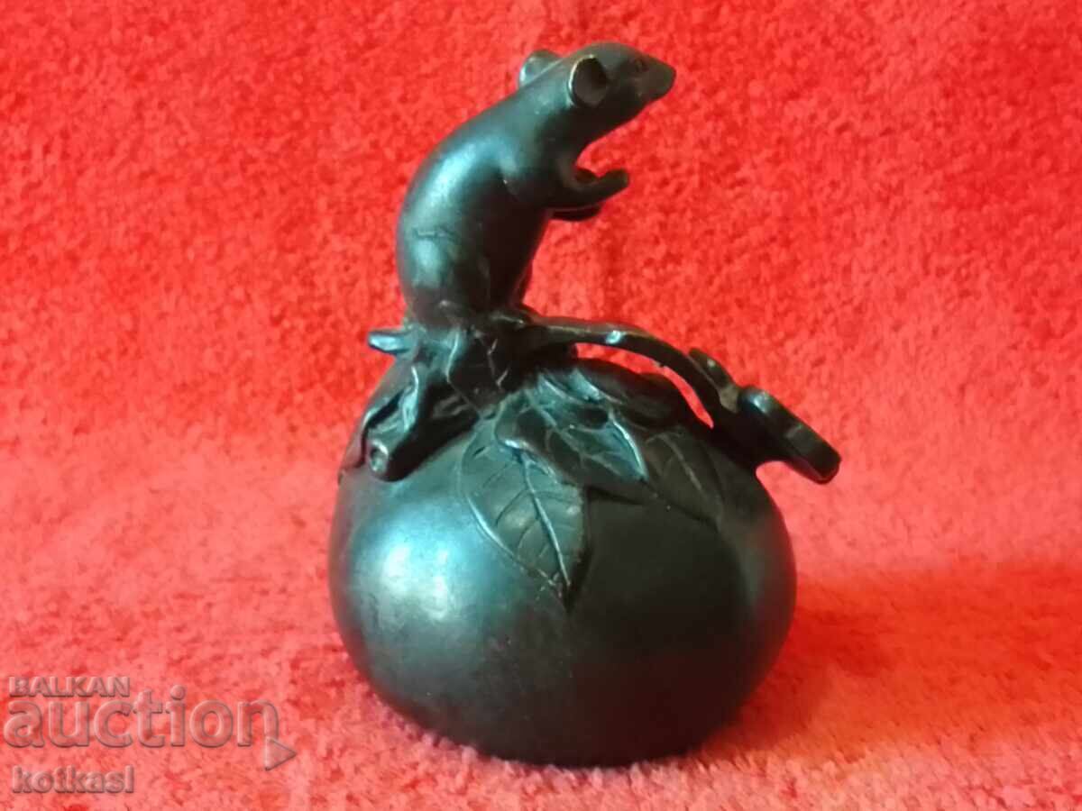 Licitație Veche figură din bronz Sobolan pe fructe Licitație Veche figură din bronz Sobolan pe fructe