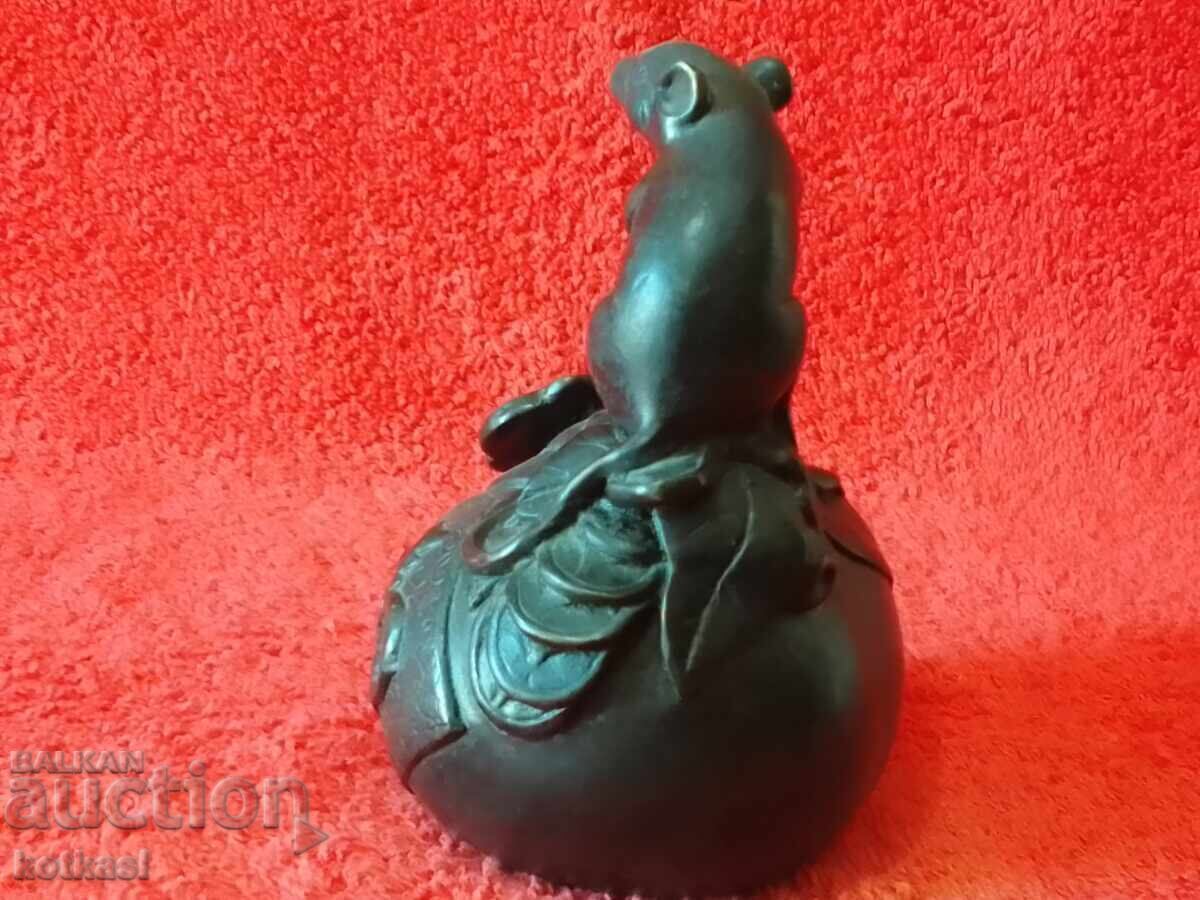 Livrarea Veche figură din bronz Sobolan pe fructe Livrarea Veche figură din bronz Sobolan pe fructe
