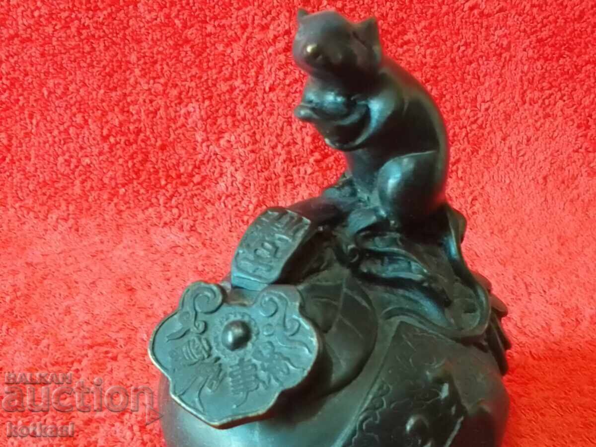 Veche figură din bronz Sobolan pe fructe - 5 Veche figură din bronz Sobolan pe fructe - 5