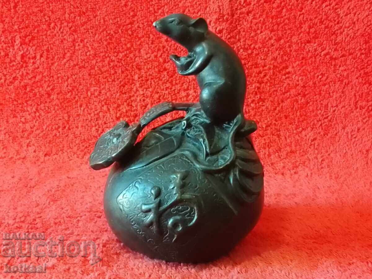 Veche figură din bronz Sobolan pe fructe Veche figură din bronz Sobolan pe fructe